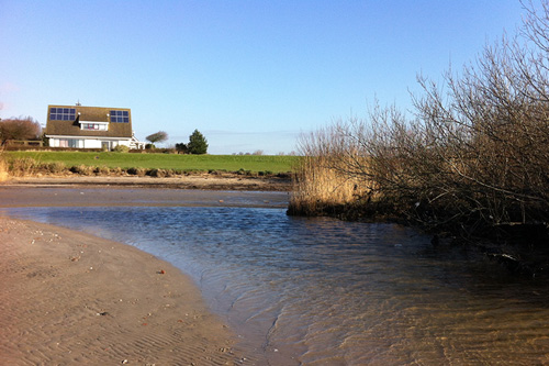 Het huis gezien vanaf het water